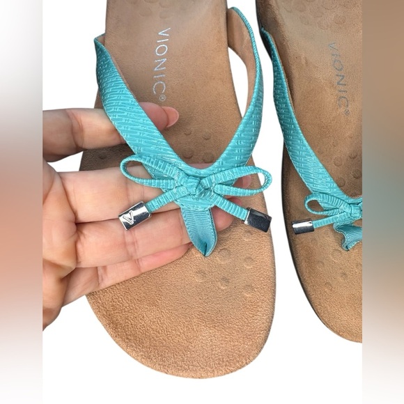 Vionic leather teal and Tan Bella Bow II flip-flop
Sandals size 8.5 preloved - Picture 3 of 6
